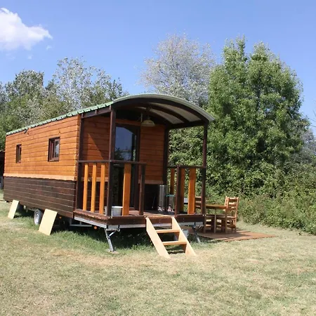 Mas Dou L'estele Roulotte-gîte Hébergement de vacances Arles